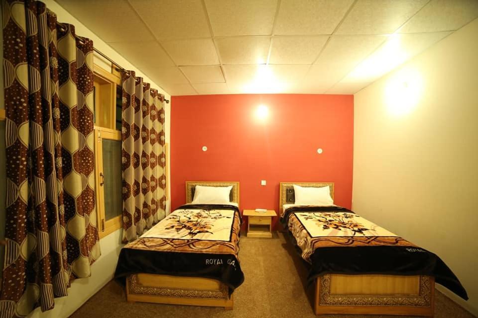 Eden Lake View Hotel Karimabad  Esterno foto